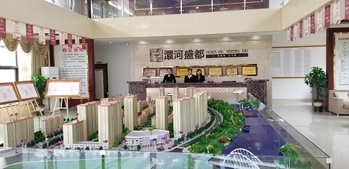 公園里,人在林水間,游園賞景,鳥語花香。